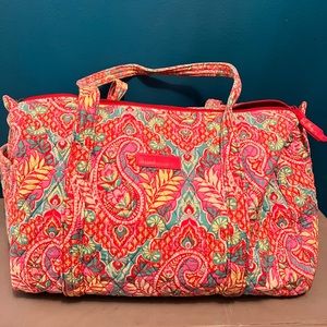 Ver Vera Bradley small duffel bag.